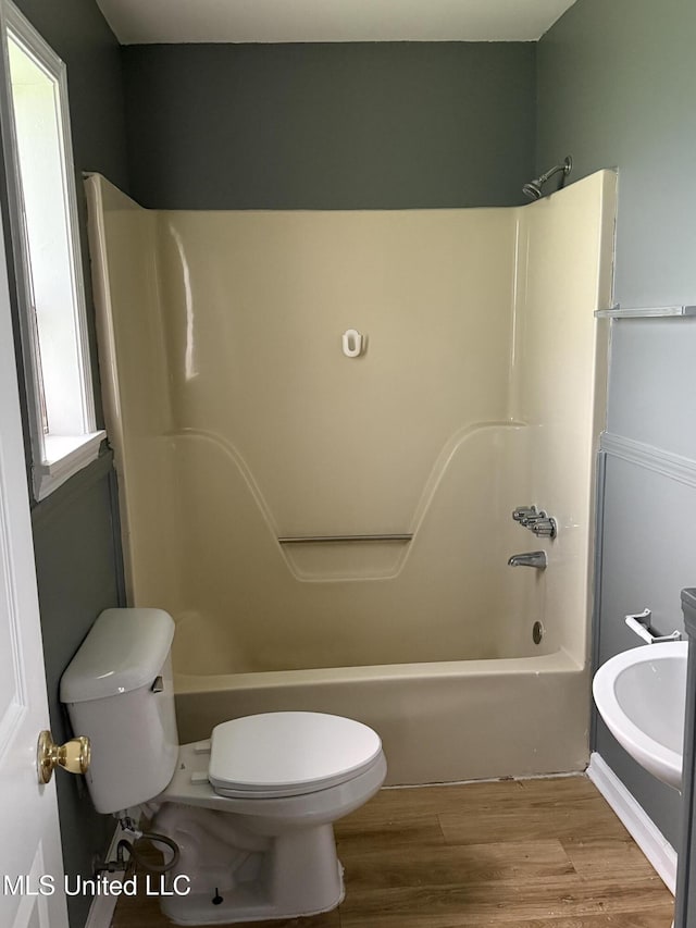 5704 Westminister Ln, Southaven, MS 38671 - full bath with tub / shower combination and wood finished floors