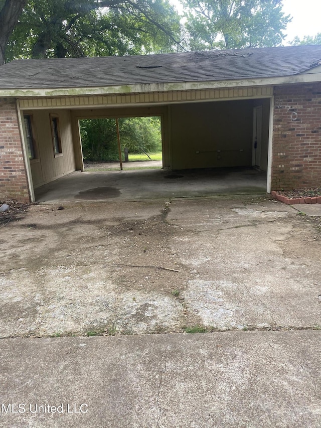 5704 Westminister Ln, Southaven, MS 38671 - view of parking / parking lot with driveway and an attached carport