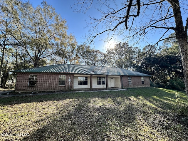 view of front of property featuring a front yard