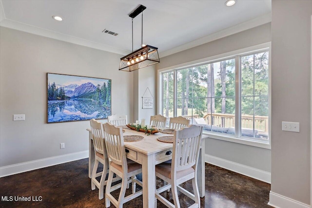 dining area with ornamental molding