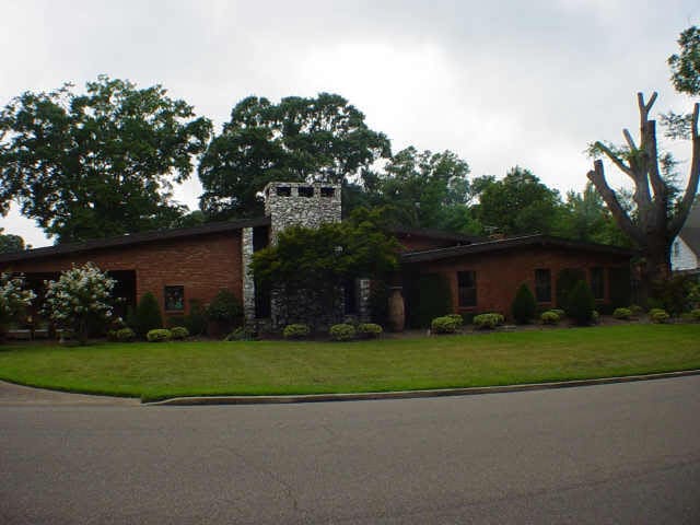 view of front facade featuring a front lawn