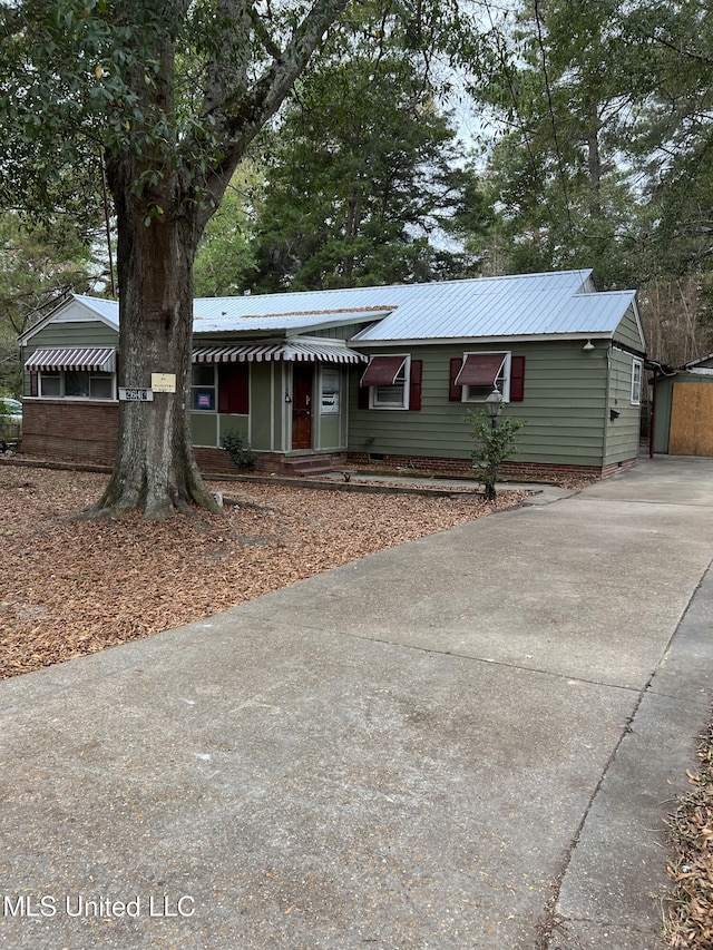 2643 Pinebrook Dr, Jackson, MS 39212 - single story home with metal roof and concrete driveway