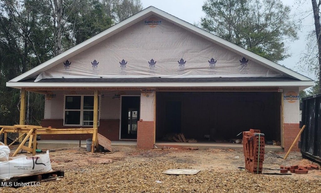 view of front facade featuring a porch and a garage