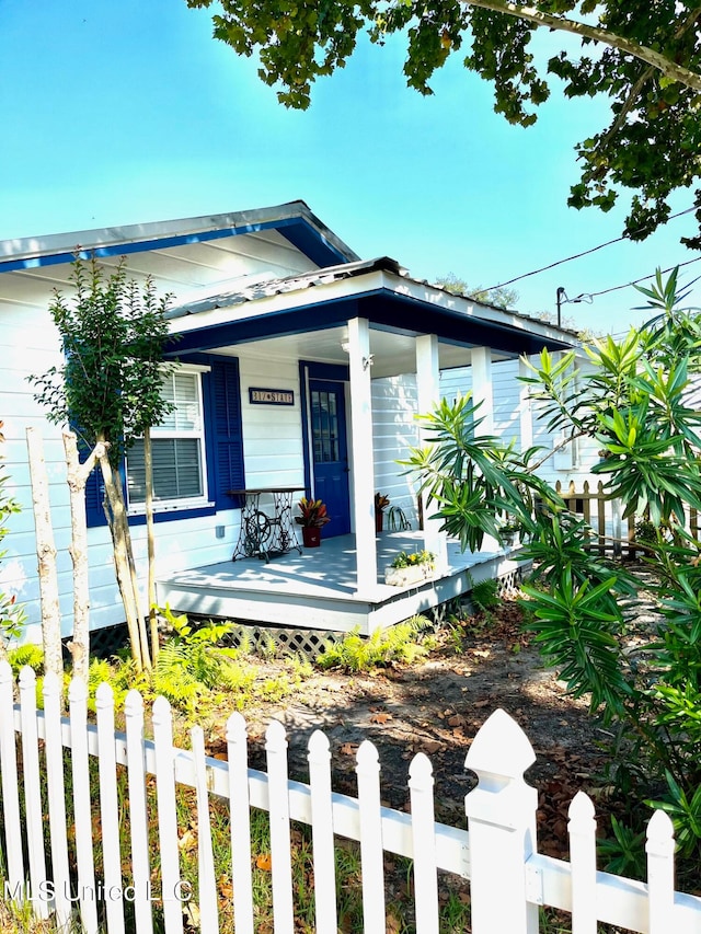 view of front of home featuring a porch