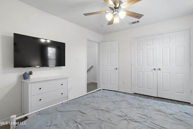 unfurnished bedroom with ceiling fan and a closet