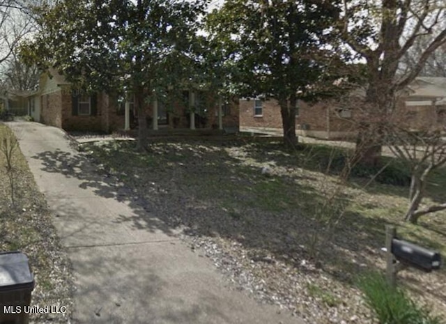 1825 Brookhaven Dr, Southaven, MS 38671 - view of front of home with brick siding and driveway