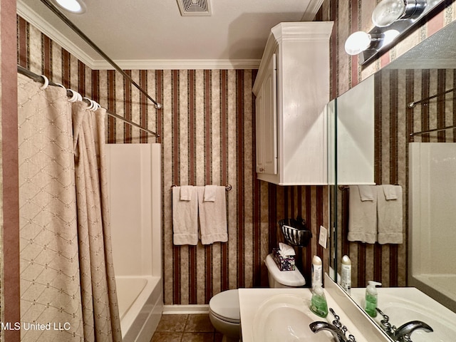 full bath featuring tile patterned flooring, toilet, wallpapered walls, baseboards, and visible vents