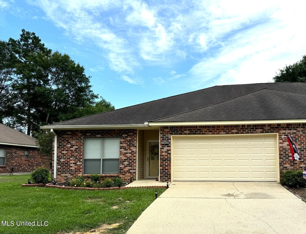 view of front facade featuring a front yard and a garage