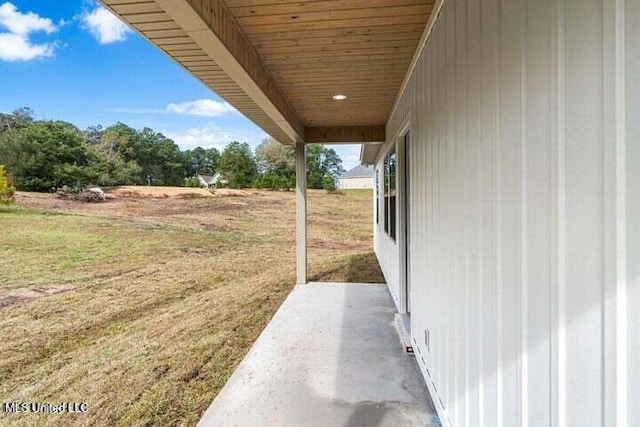 view of yard with a patio area