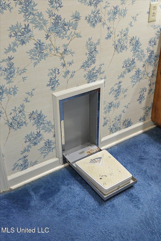 350 Whitfield Rd, Brandon, MS 39042 - detailed view of carpet and wallpapered walls