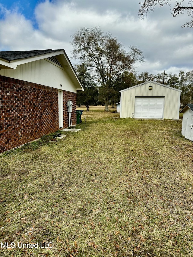 view of yard featuring a garage and an outdoor structure