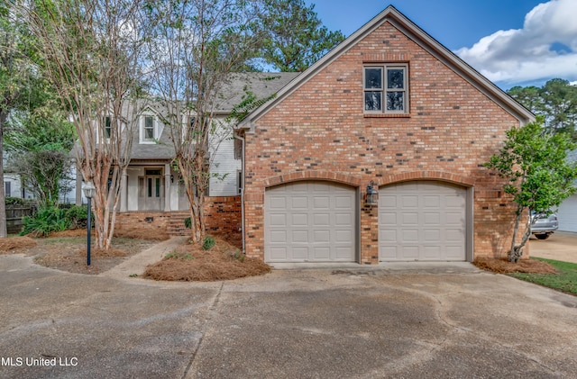 view of front property featuring a garage