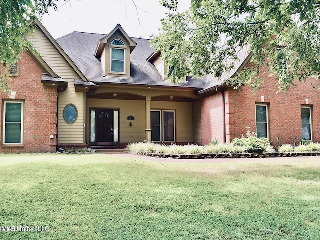 view of front of property featuring a front lawn