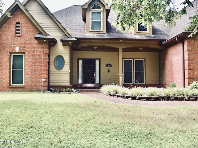 view of front facade featuring a front yard