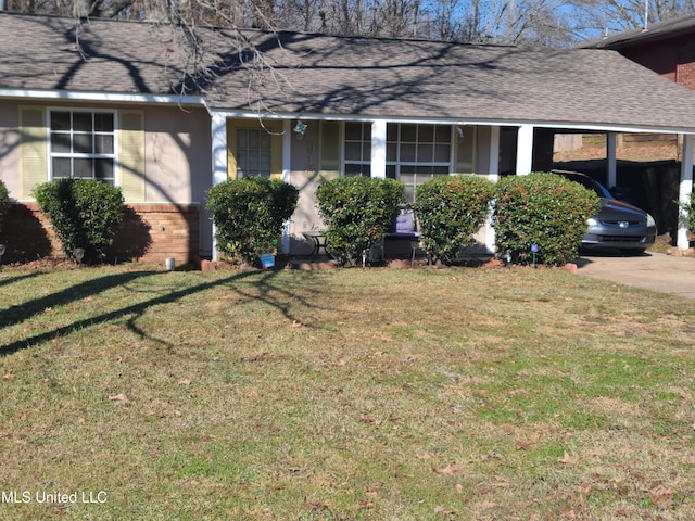 view of front of house with a carport and a front yard