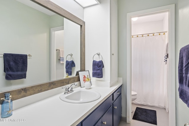 full bathroom featuring toilet, curtained shower, and vanity