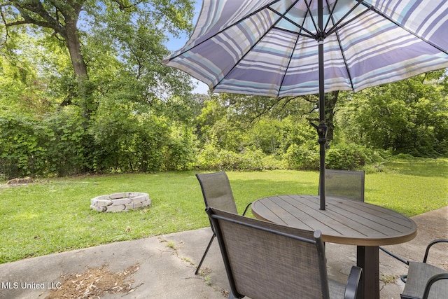 view of patio featuring a fire pit