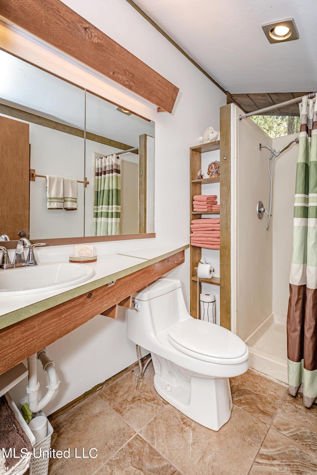 full bath with curtained shower, toilet, and a sink