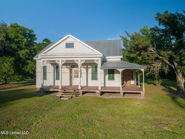 view of front facade featuring a front yard and covered porch