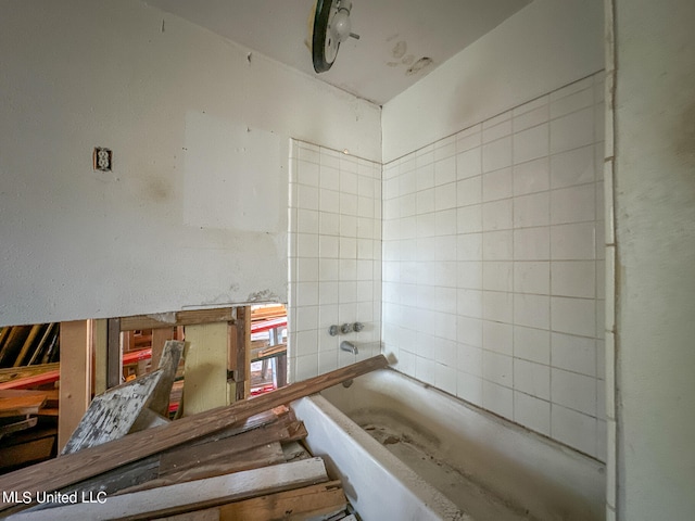 bathroom with tiled shower / bath