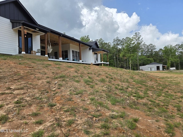 view of yard with a ceiling fan