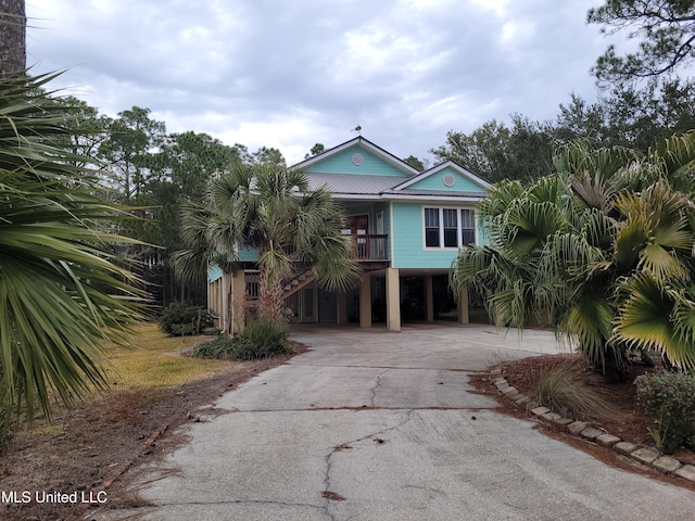 view of front facade with a carport