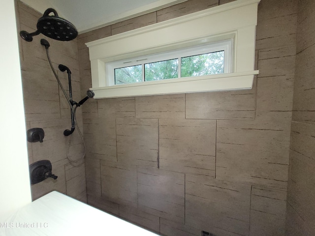 bathroom featuring a tile shower