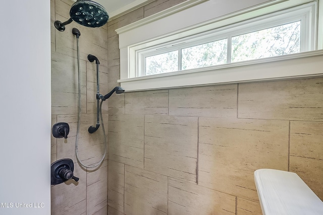 bathroom featuring a tile shower