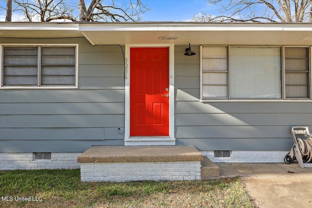 property entrance with crawl space