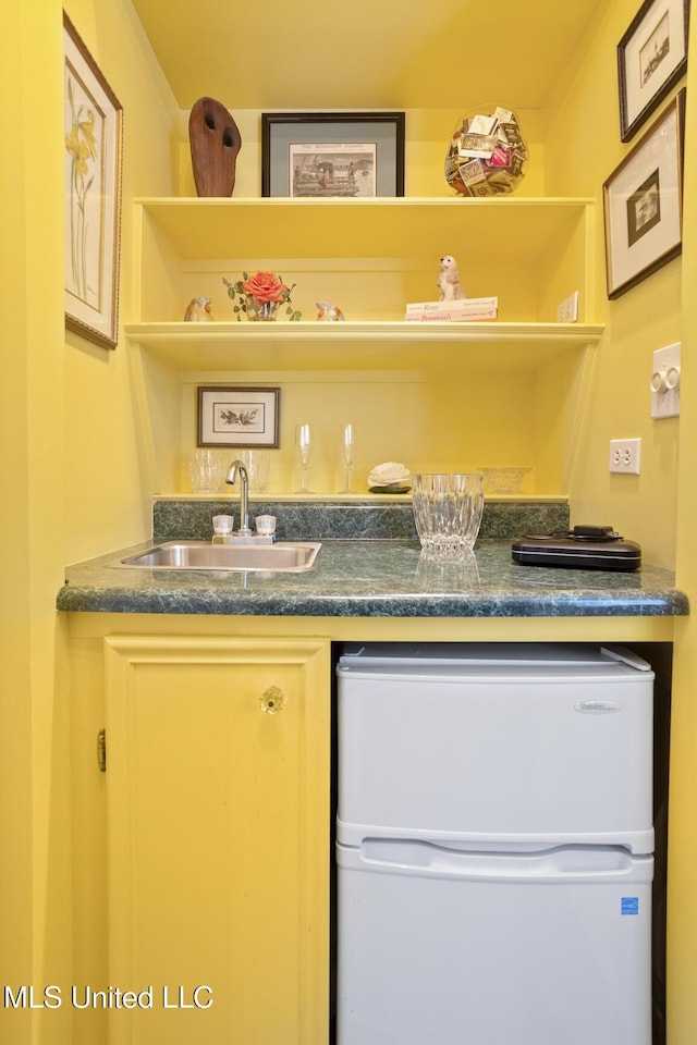 1616 Poplar Blvd, Jackson, MS 39202 - indoor wet bar with refrigerator