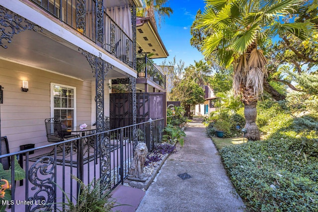 view of yard featuring a balcony