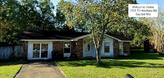 ranch-style home featuring a front lawn