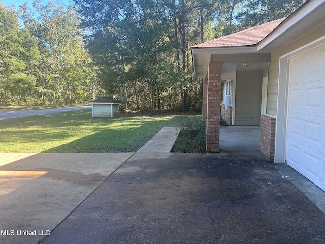 view of yard with a storage shed