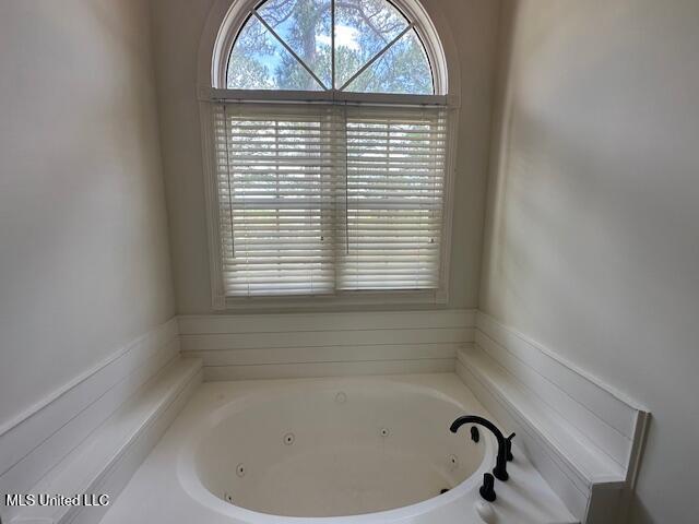 117 Peninsula Dr, Brandon, MS 39047 - full bath with a tub with jets