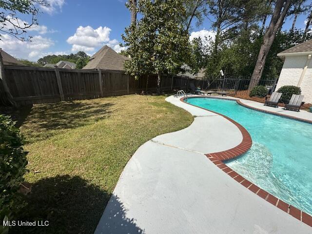 117 Peninsula Dr, Brandon, MS 39047 - view of swimming pool featuring a fenced backyard, a lawn, and a fenced in pool
