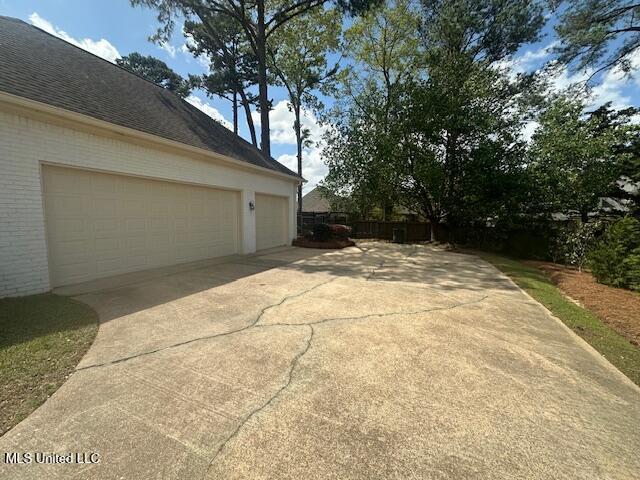 117 Peninsula Dr, Brandon, MS 39047 - garage with concrete driveway