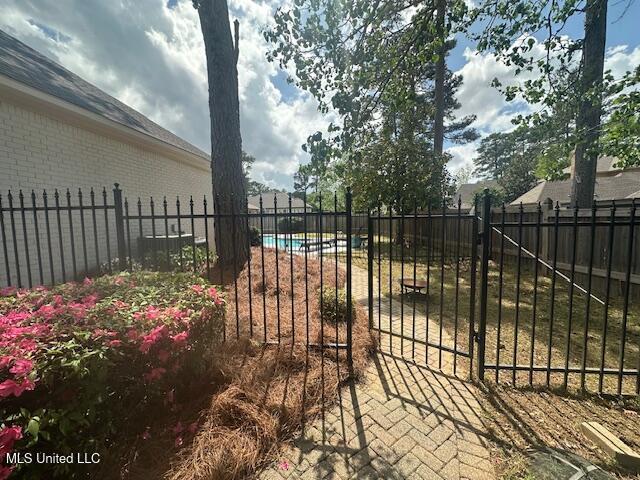 117 Peninsula Dr, Brandon, MS 39047 - view of yard featuring a gate and fence