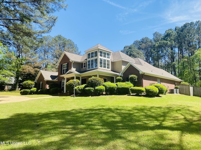view of front of property featuring a front yard and fence