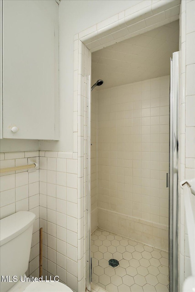 182 Brandon Williamsburg Rd, Mendenhall, MS 39114 - full bathroom with a stall shower, tile walls, and a wainscoted wall