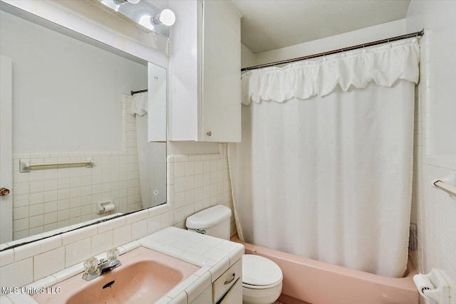 182 Brandon Williamsburg Rd, Mendenhall, MS 39114 - bathroom with tile walls, vanity, and shower / bath combo