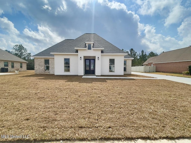 view of front of home featuring a front yard and central AC unit