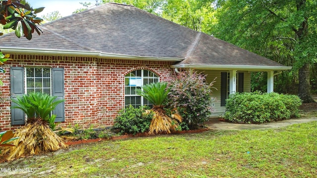 129 E Sunnybrook Rd, Carriere, MS 39426 - single story home featuring roof with shingles, a front lawn, and brick siding
