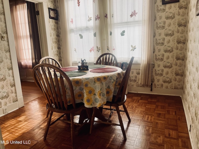 58 Snider St, Grenada, MS 38901 - dining space with wallpapered walls and baseboards