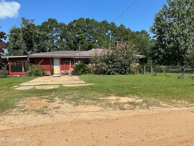 view of front of property featuring a front lawn