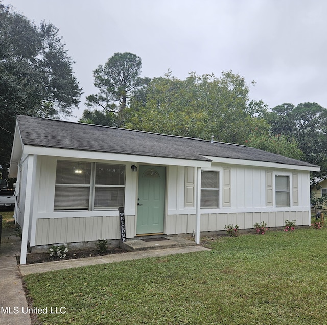 view of front of property with a front lawn