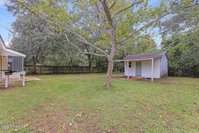 view of yard featuring a storage unit