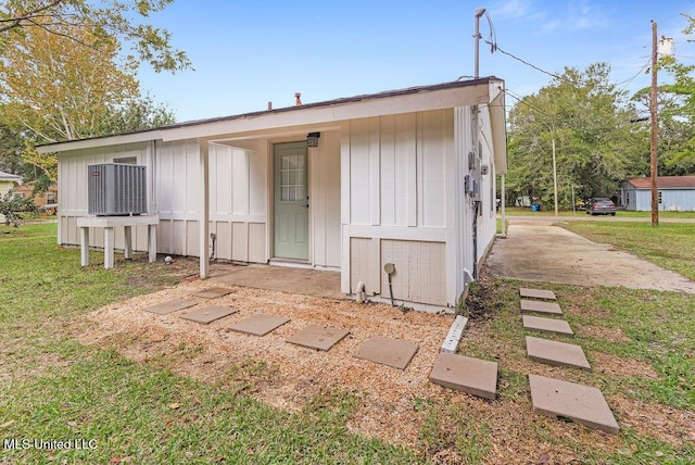 back of house with a lawn