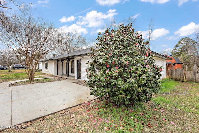 view of front of house featuring a patio and a front yard