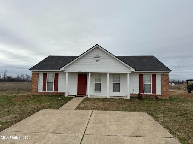 view of front of home featuring a front lawn