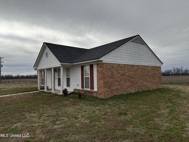 view of front of house featuring a front yard